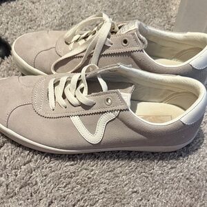 Vans Stylish Women's Sneakers in Cream and White